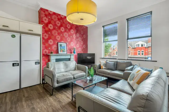 7 Beds 2 Baths