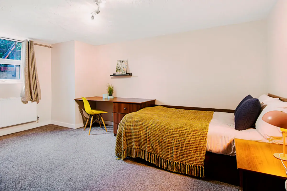 8 Beds 1 Bath