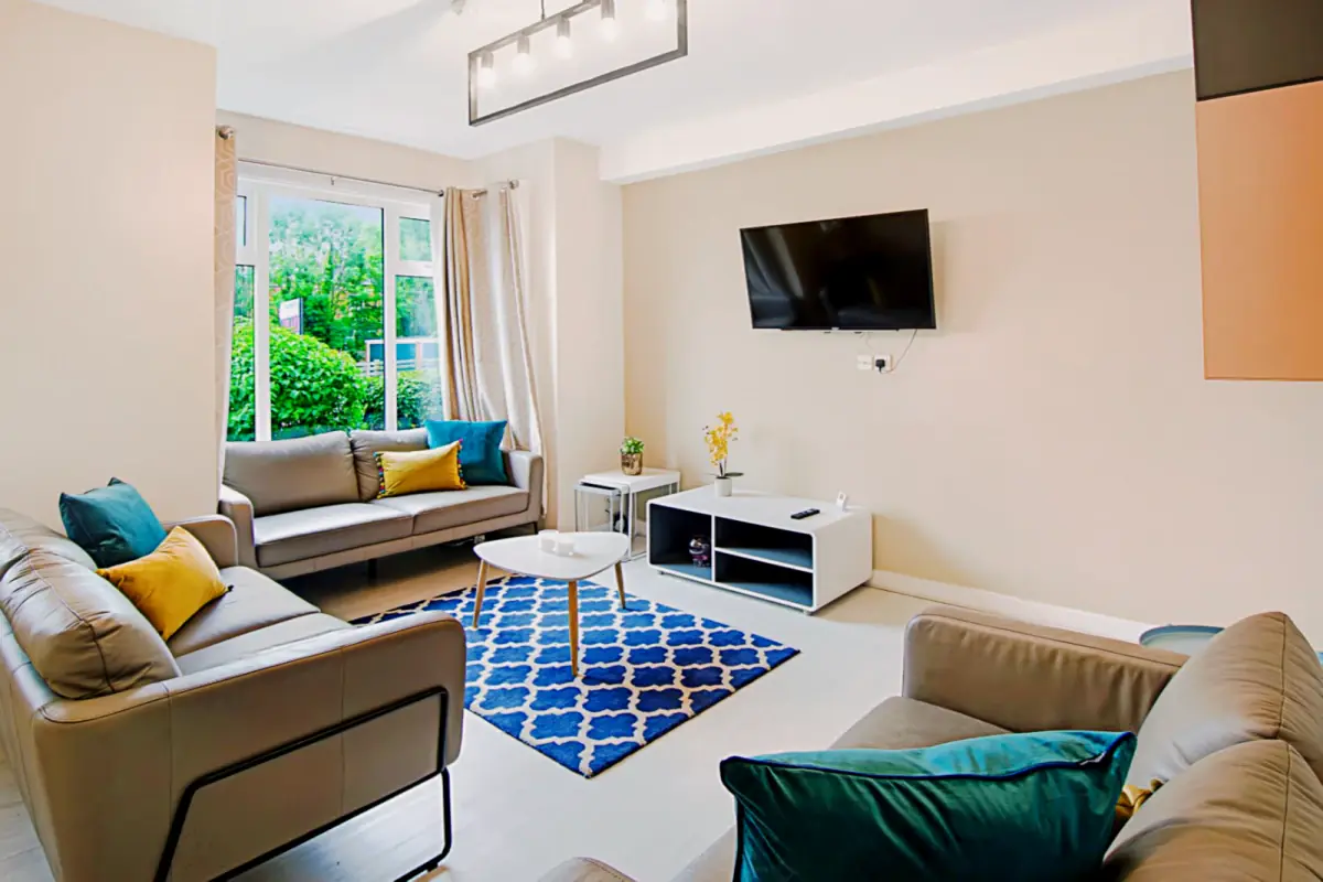 8 Beds 1 Bath