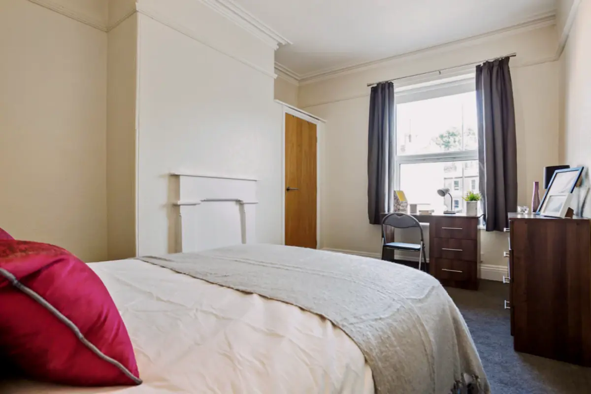 5 Beds 2 Baths