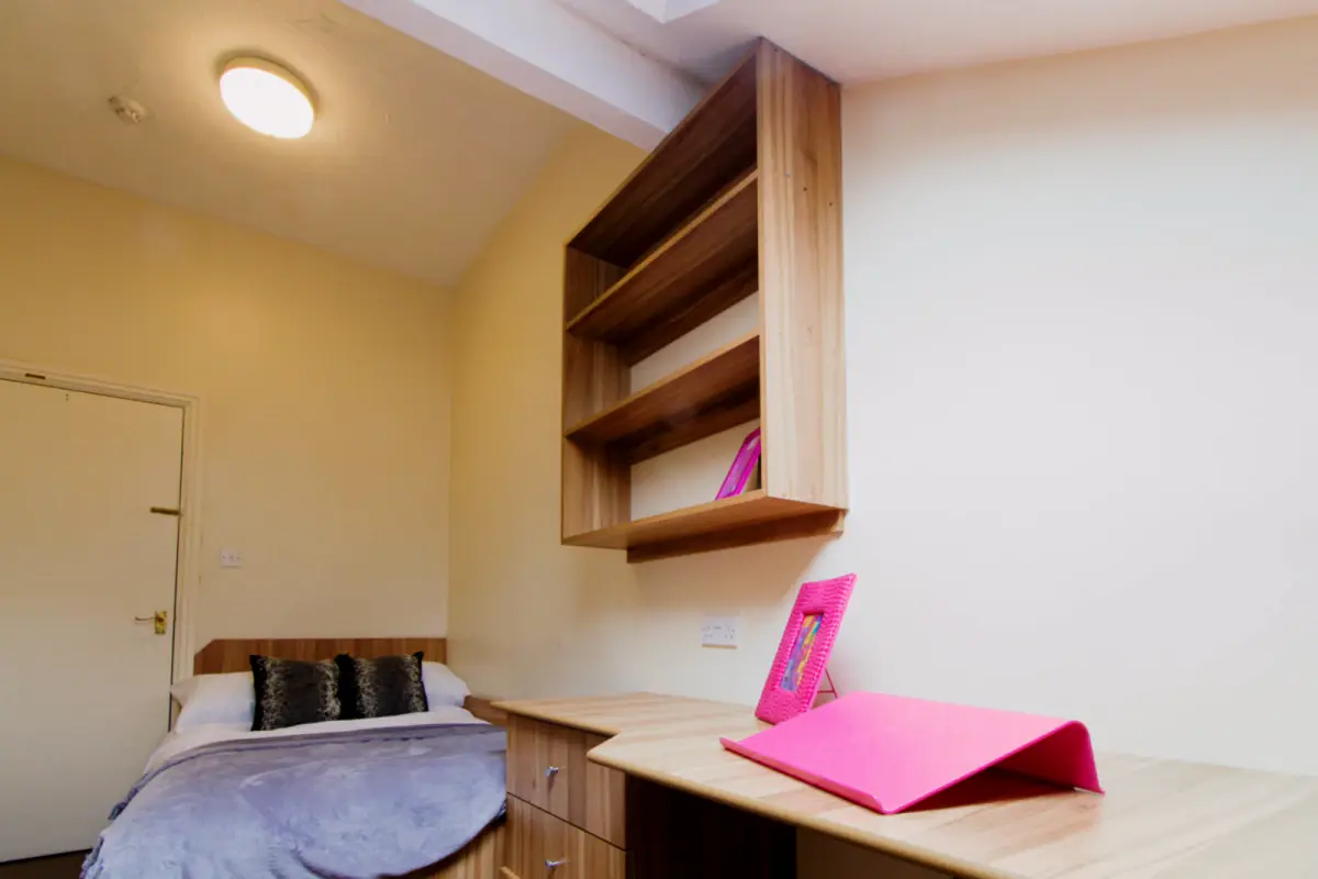 Flat 10, 223 Hyde Park Road