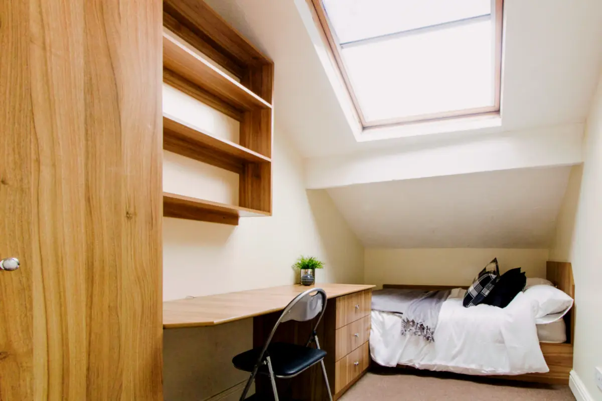 Flat 10, 223 Hyde Park Road