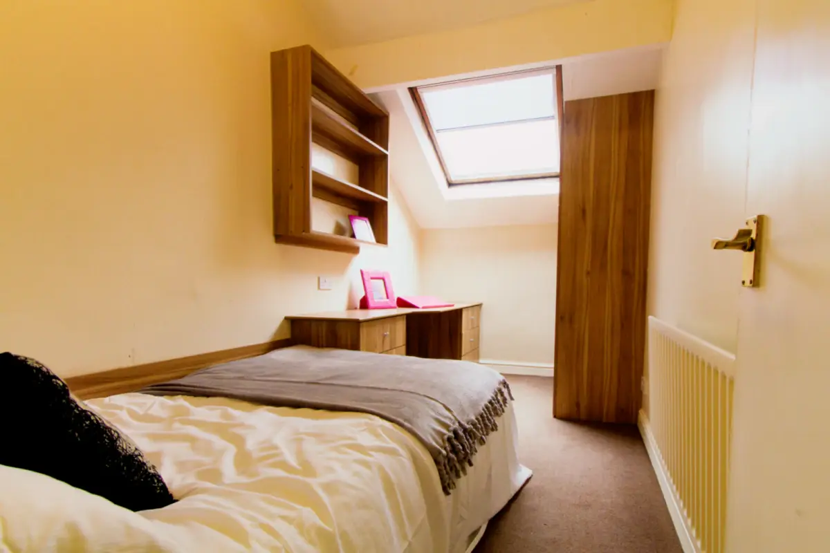 Flat 10, 223 Hyde Park Road