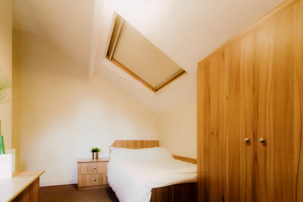 Flat 10, 223 Hyde Park Road