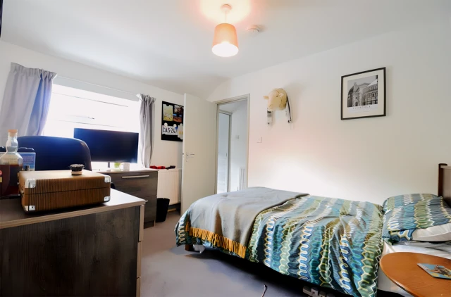 4 bedrooms 2 bathrooms