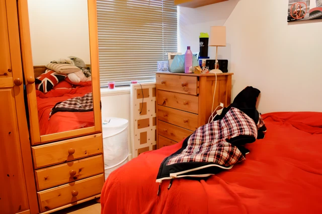 3 bedrooms 1 bathroom