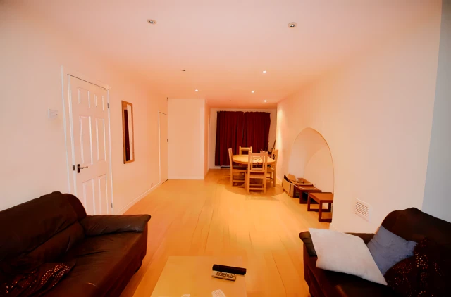 3 bedrooms 1 bathroom