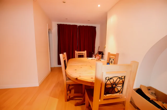 3 bedrooms 1 bathroom