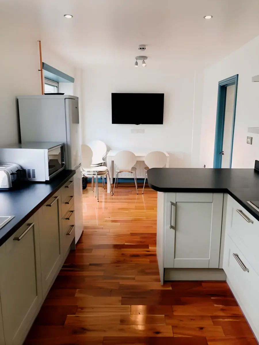 4 Bedroom, 1 Bathroom