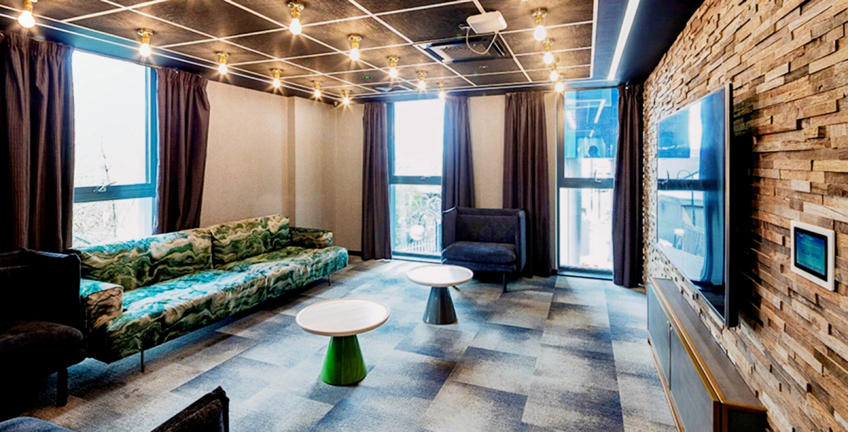 Lit Ealing Residence