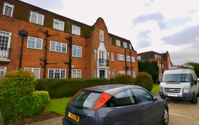 Belmont Close Cockfosters, Herts EN4