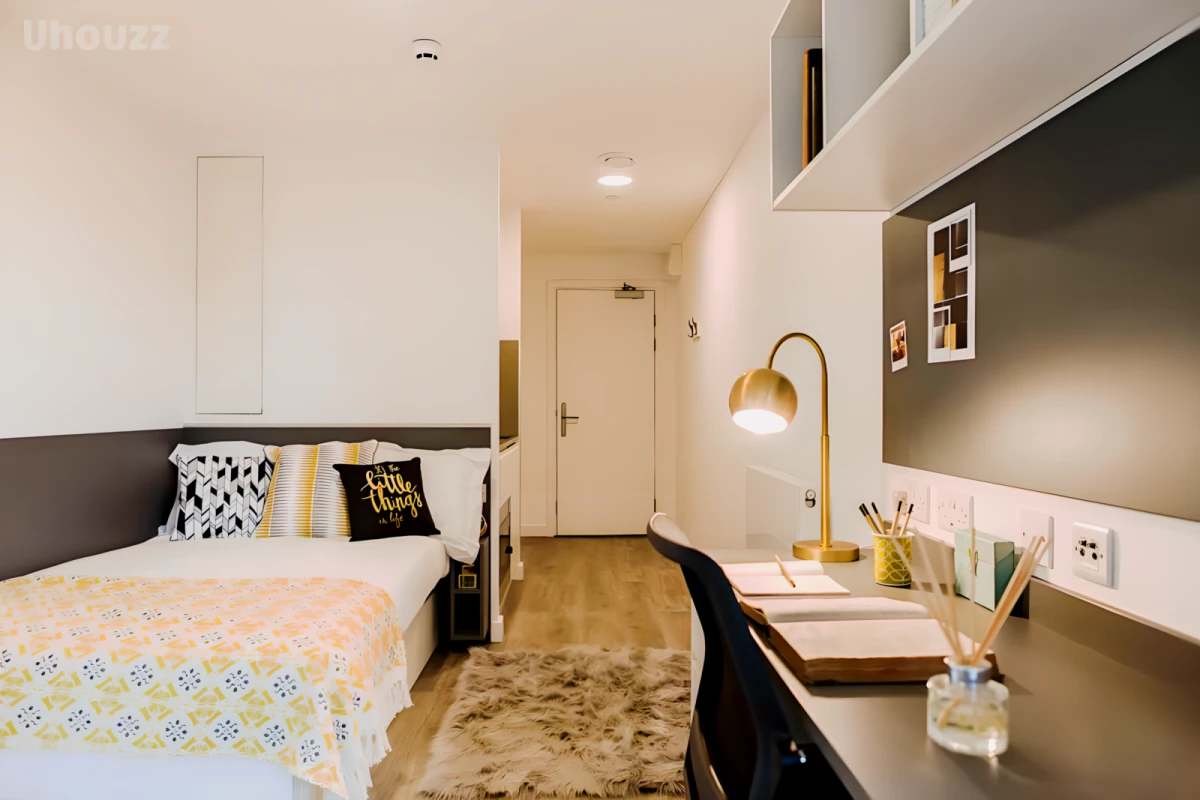 Lit White City Residence