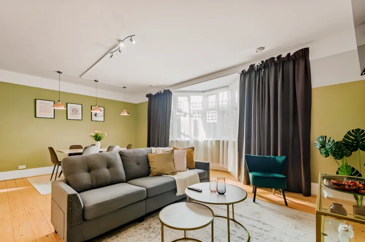 5 Bedrooms Plus Apartment