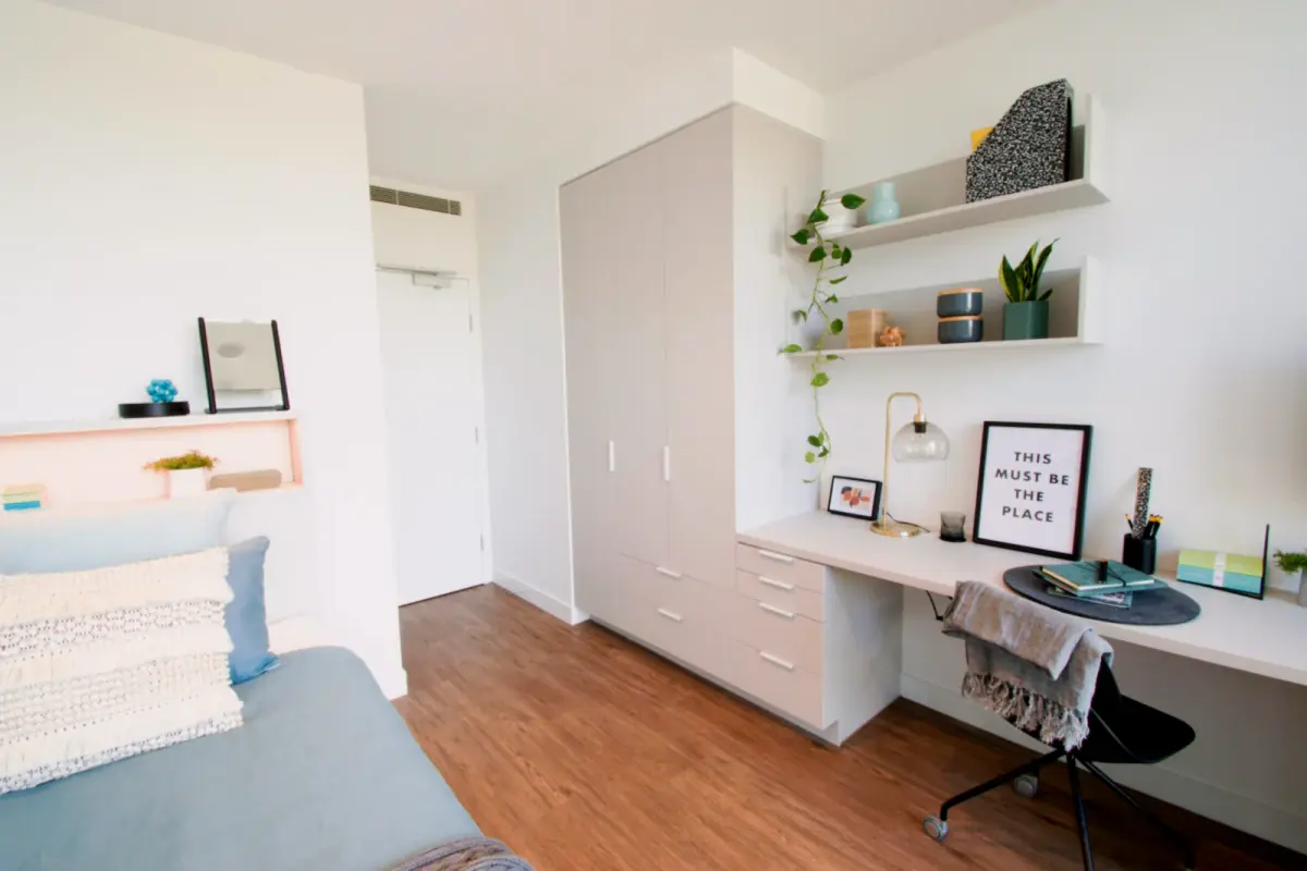 Cool single ensuite bedroom in a 3-bedroom flat, in a residence near University of Melbourne