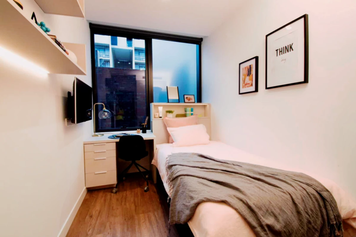 6 Rooms view 1