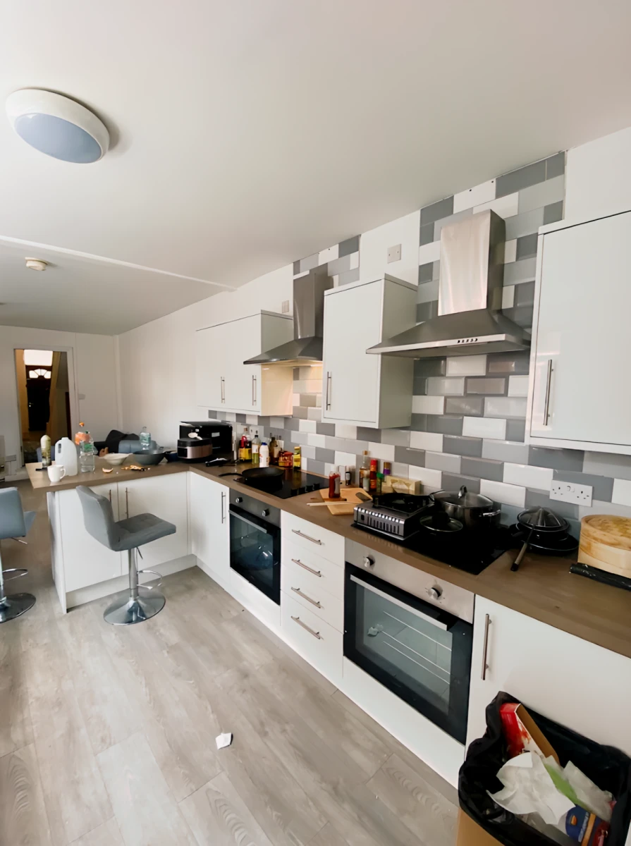 6 bedroom 3 bathroom