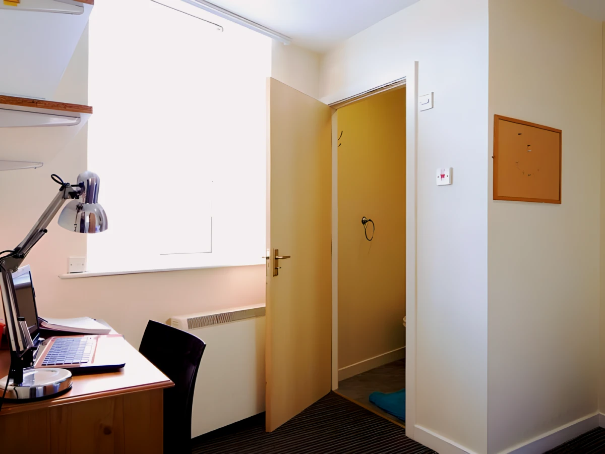 Standard 4-6 Bedroom En-Suite