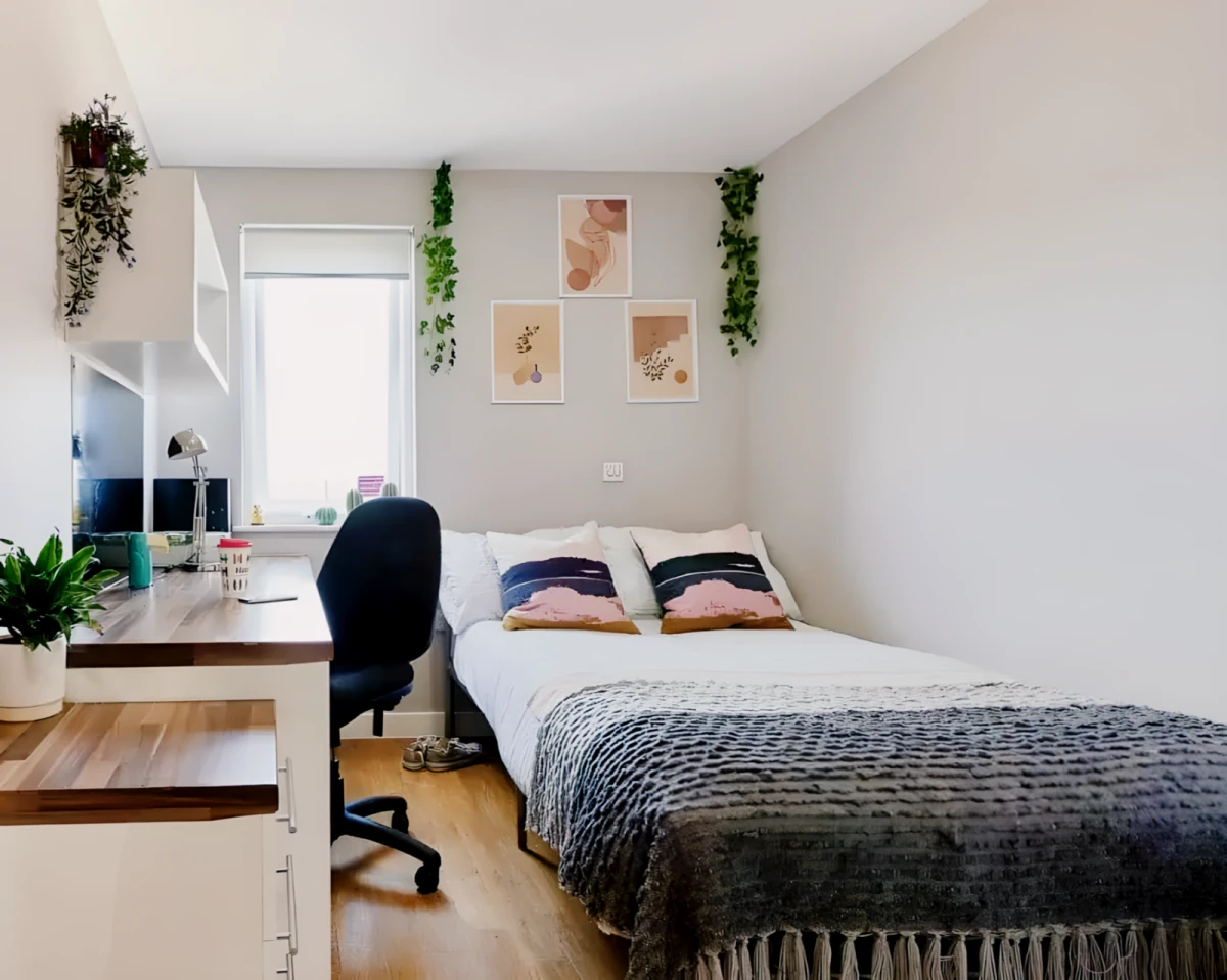 Classic En-suite in a 6-bed flat