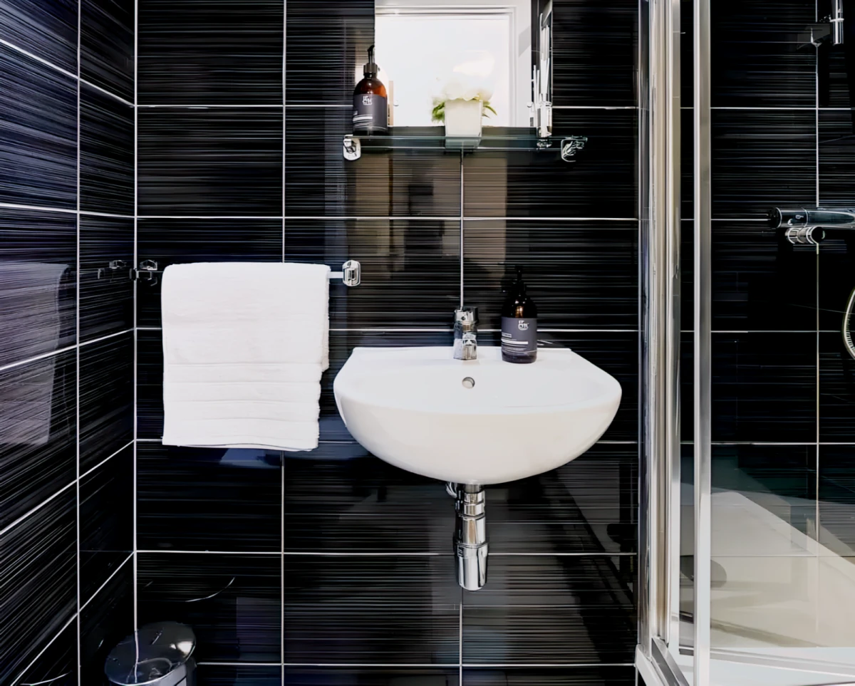 Classic En-suite in a 6-bed flat