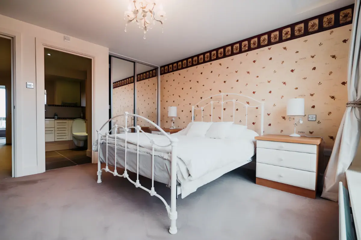 Entire Place·2B2B···5 Centurion Court