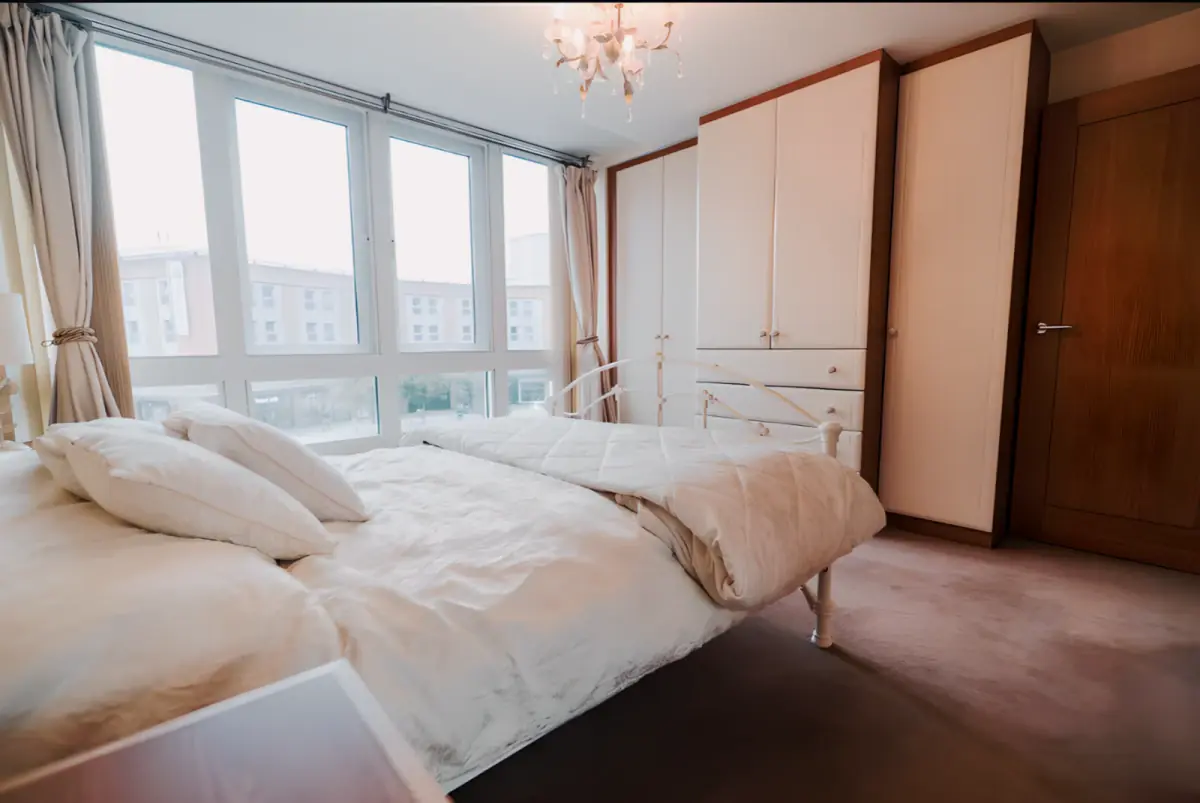 Entire Place·2B2B···5 Centurion Court