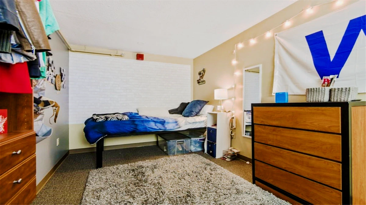 2BR/1BA Rooms view 4