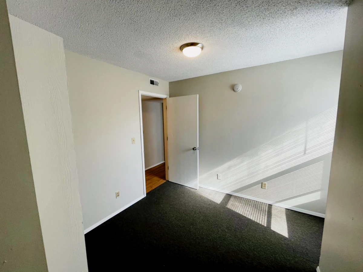 2Bedrooms, 1Bathrooms