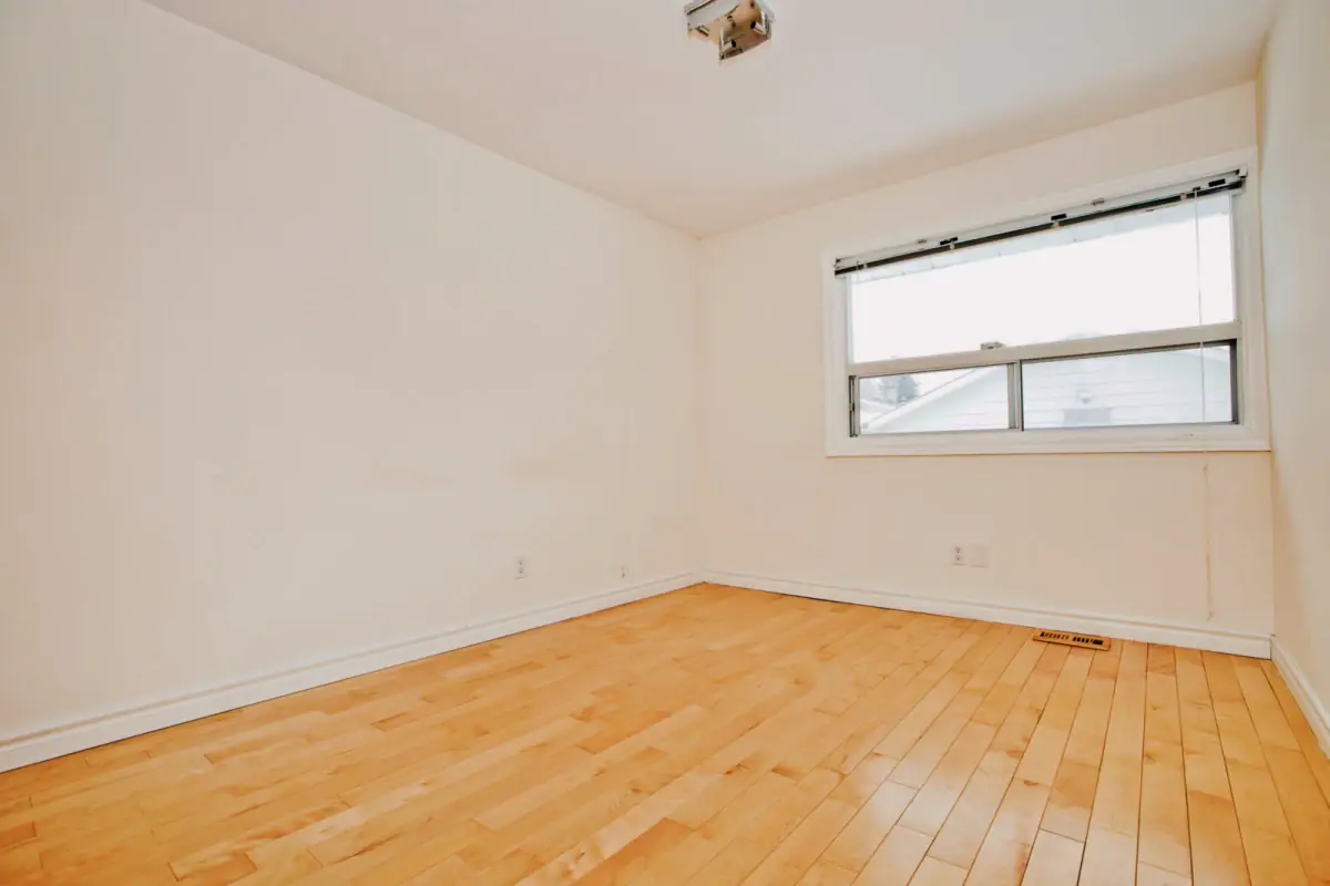 Shared Place·2B1B···12 Cartier Crescent
