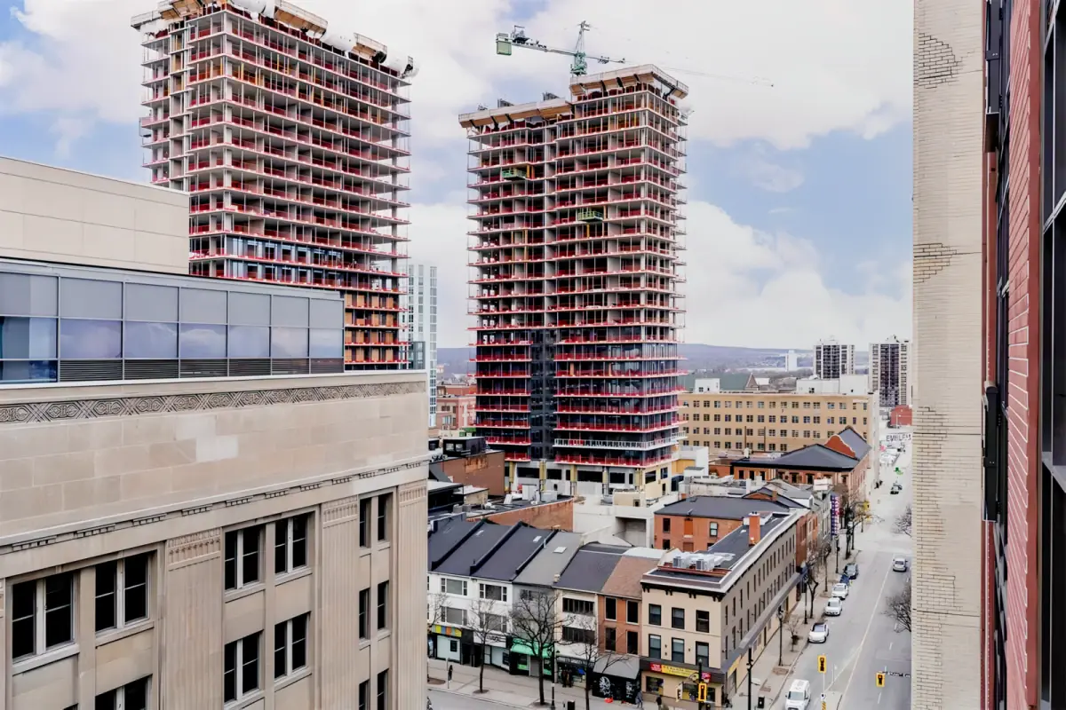 112 King St E