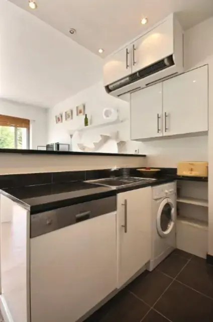 Bright studio with balcony next to Rue de la Pompe metro station