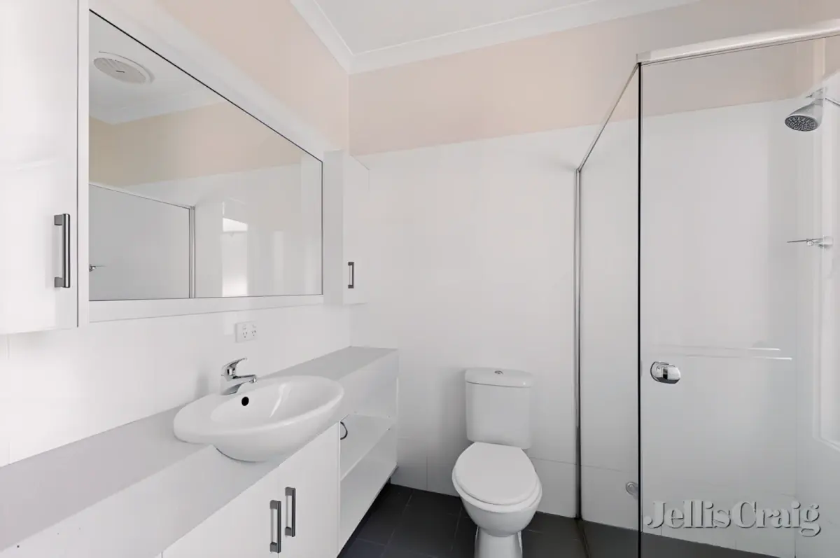 2/219 Mountain View Road, Greensborough