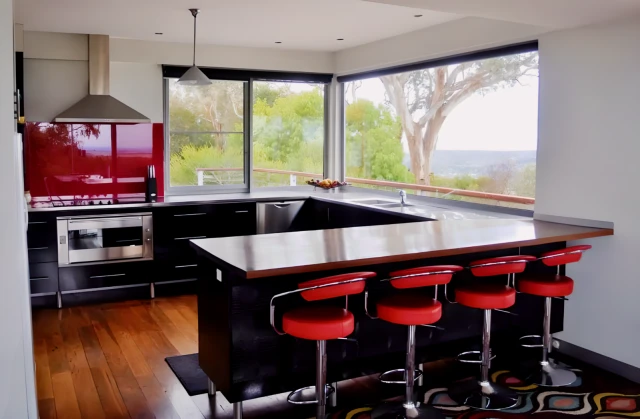 6 Bed, 3 Bath