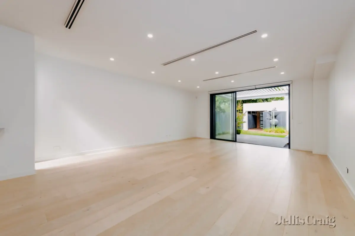 4 Rooms view 1