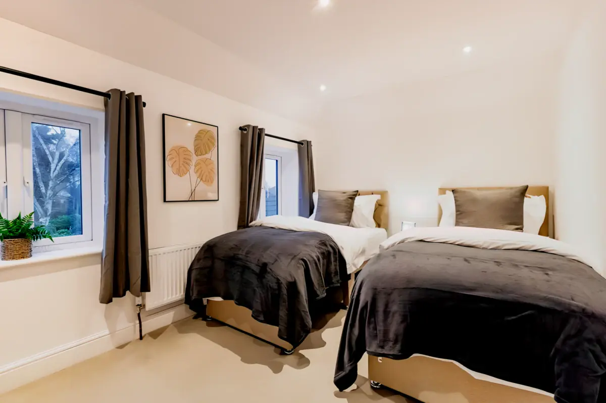 5 bed house (sleeps 9) with parking
