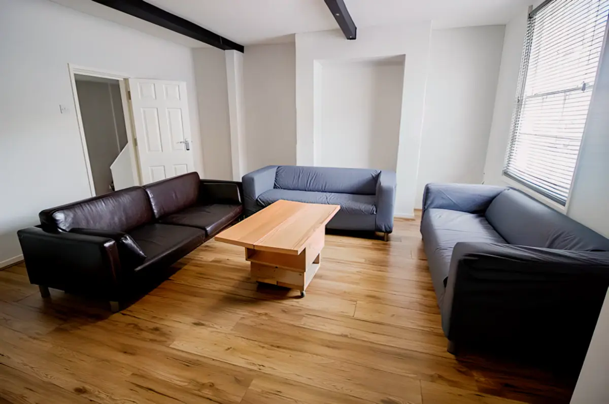 8 bedrooms 2 bathrooms