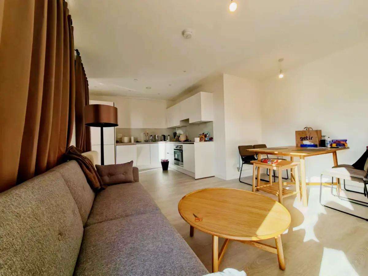 3 Bedroom 2 Bathroom Flat9