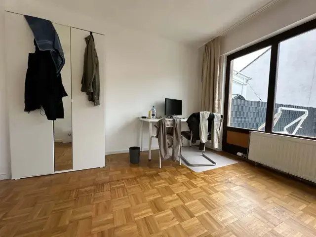 Grosses Moebliertes WG Zimmer in EFH