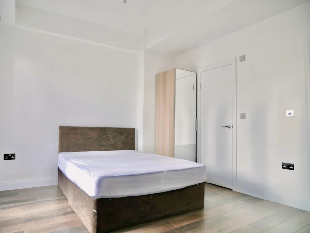 5 Bed / 6 Bath