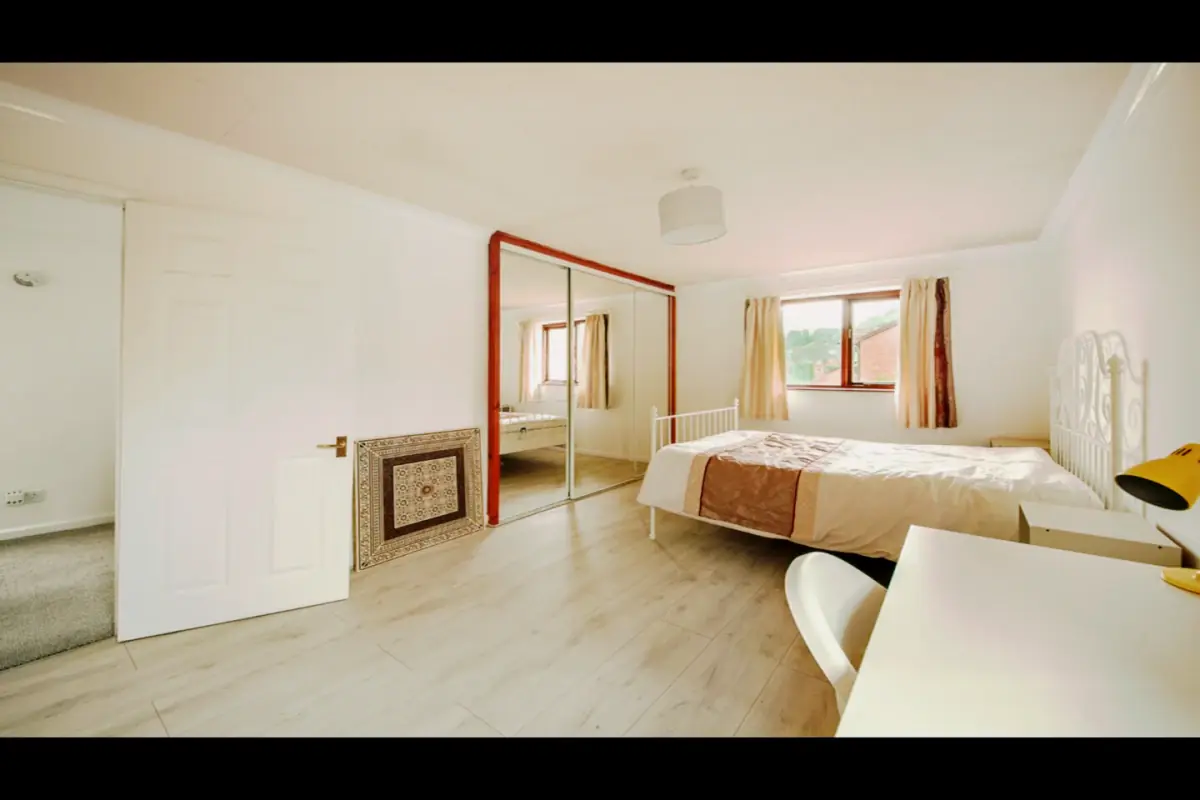 5 Rooms view 1