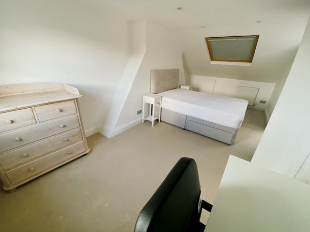 5 Rooms view 2