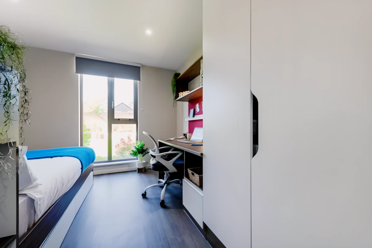 Bedroom Bronze (Shared Bathroom 12)