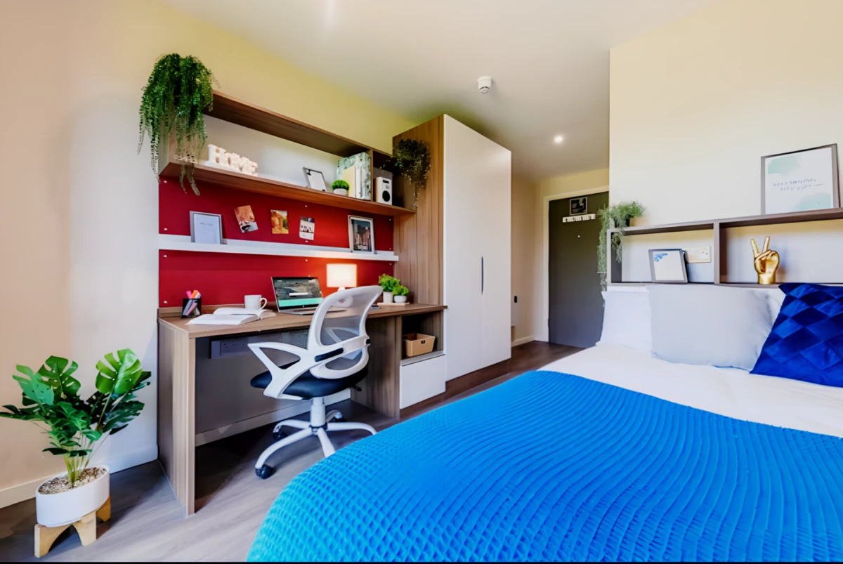 Bedroom Bronze (Shared Bathroom 12)