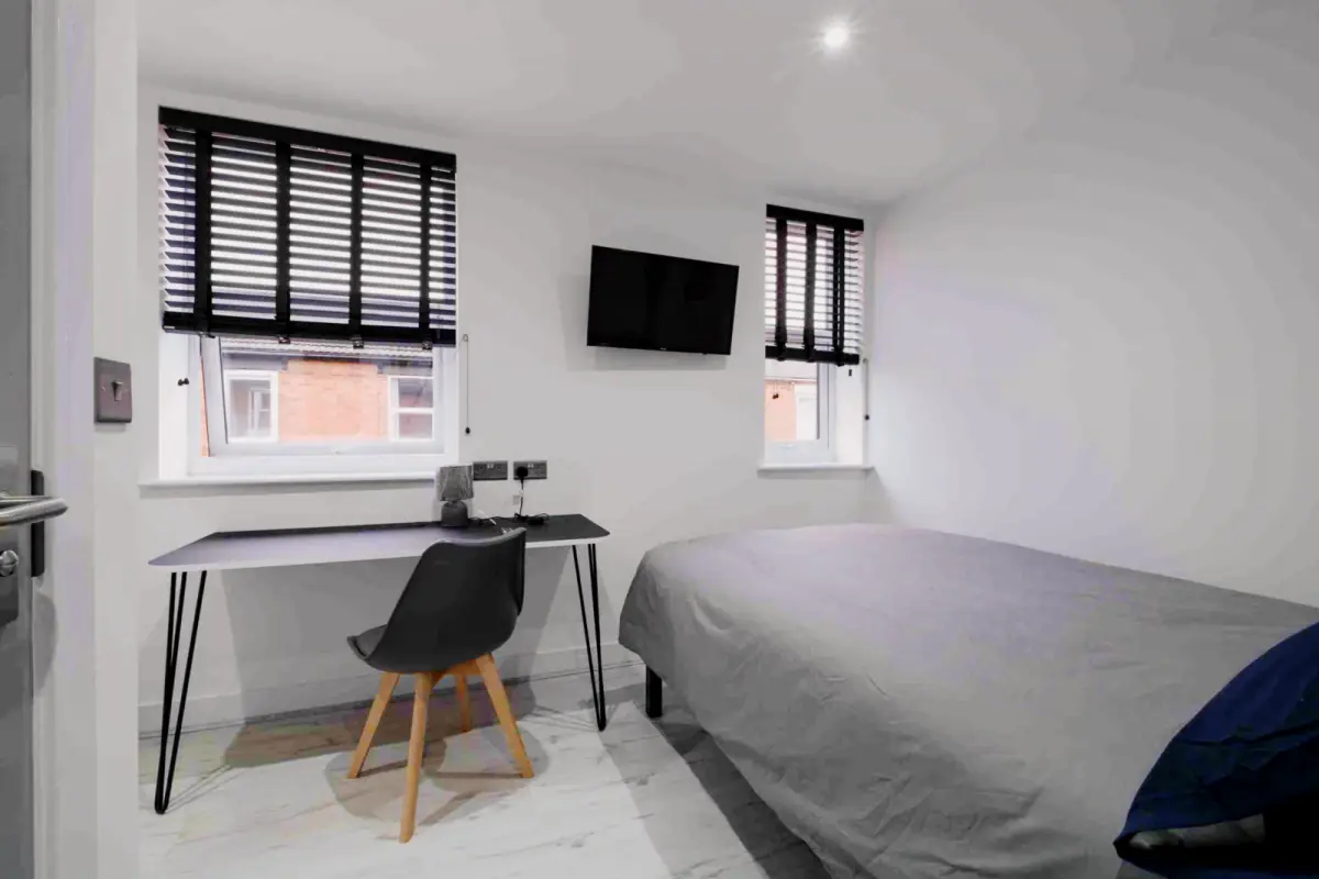 1 Beds 4 Baths