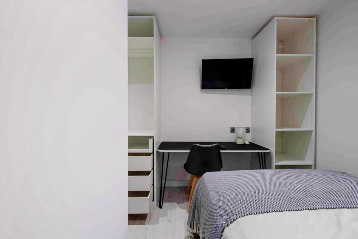 1 Beds 4 Baths