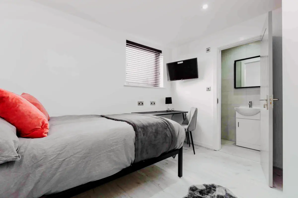 6 Beds 4 Baths