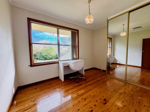 5 bed 3 bath(Unfurnished, utilities not included.)