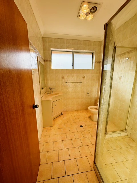 5 bed 3 bath(Unfurnished, utilities not included.)