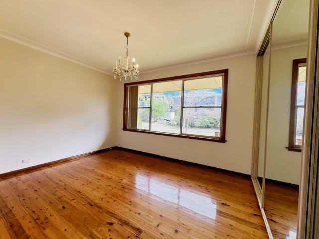 5 bed 3 bath(Unfurnished, utilities not included.)