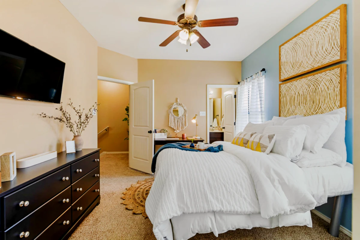 3 Rooms view 2