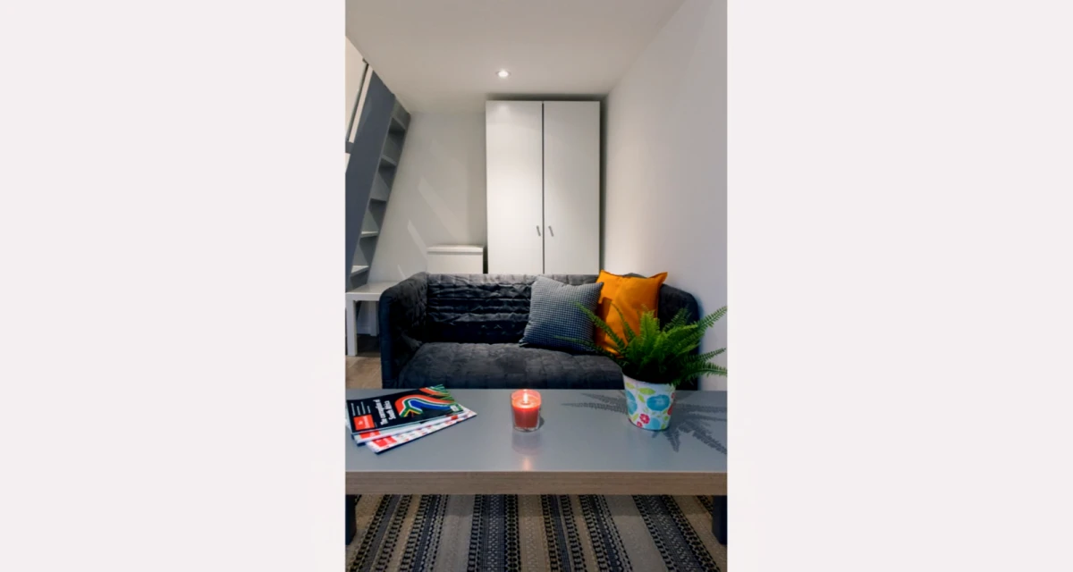 Lit Finsbury House